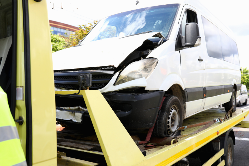 Samochód dostawczy na lawecie