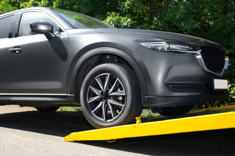 Transport autolawetą nowego samochodu