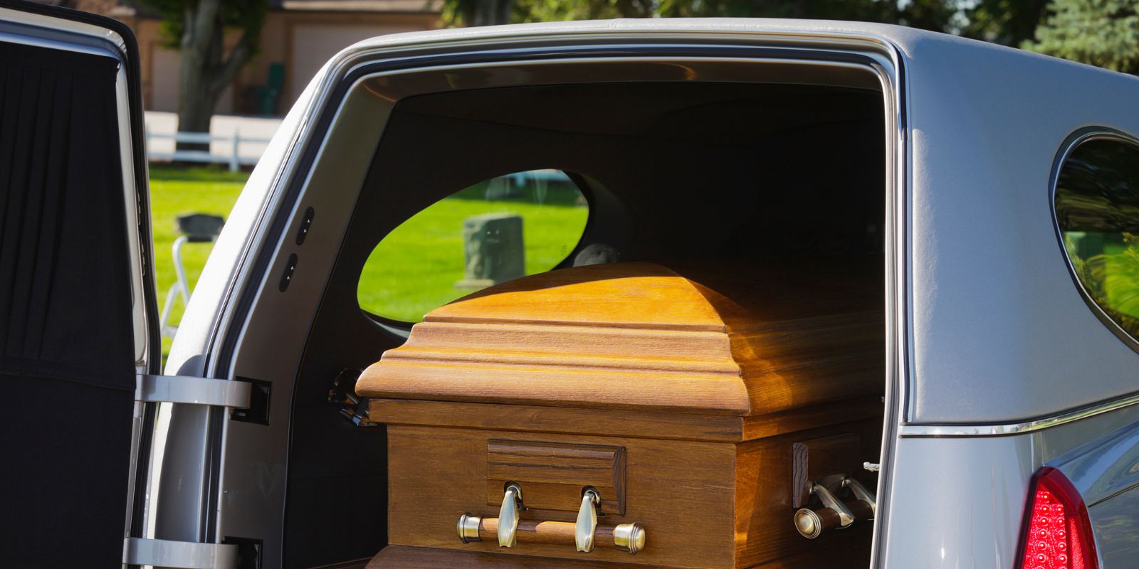 Transport trumny z zakładu pogrzebowego w Tarnowie